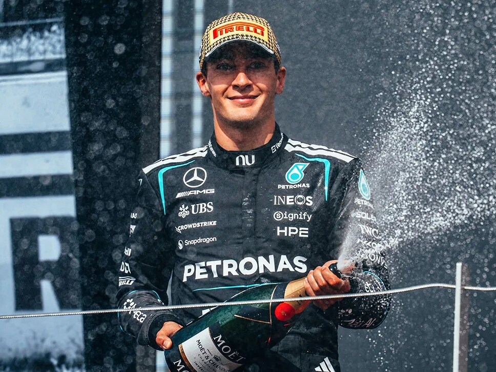 Russell signe enfin son podium à domicile, au terme d’un dimanche mouvementé, George Russell offre à Mercedes une deuxième place précieuse et son premier podium à Silverstone.