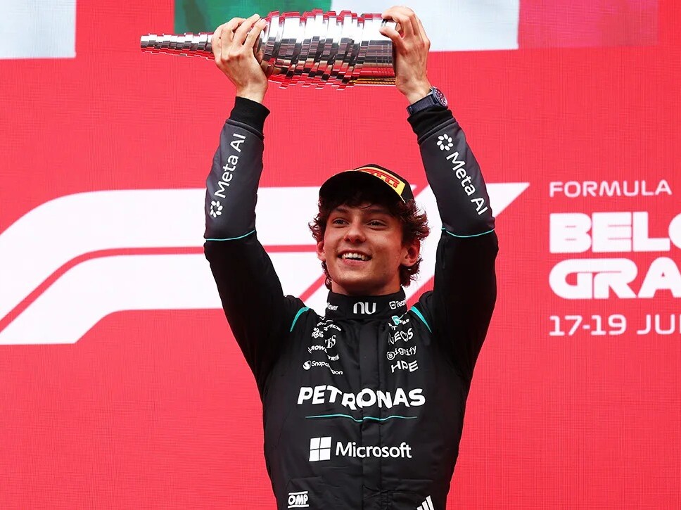 Russell signe enfin son podium à domicile, au terme d’un dimanche mouvementé, George Russell offre à Mercedes une deuxième place précieuse et son premier podium à Silverstone.