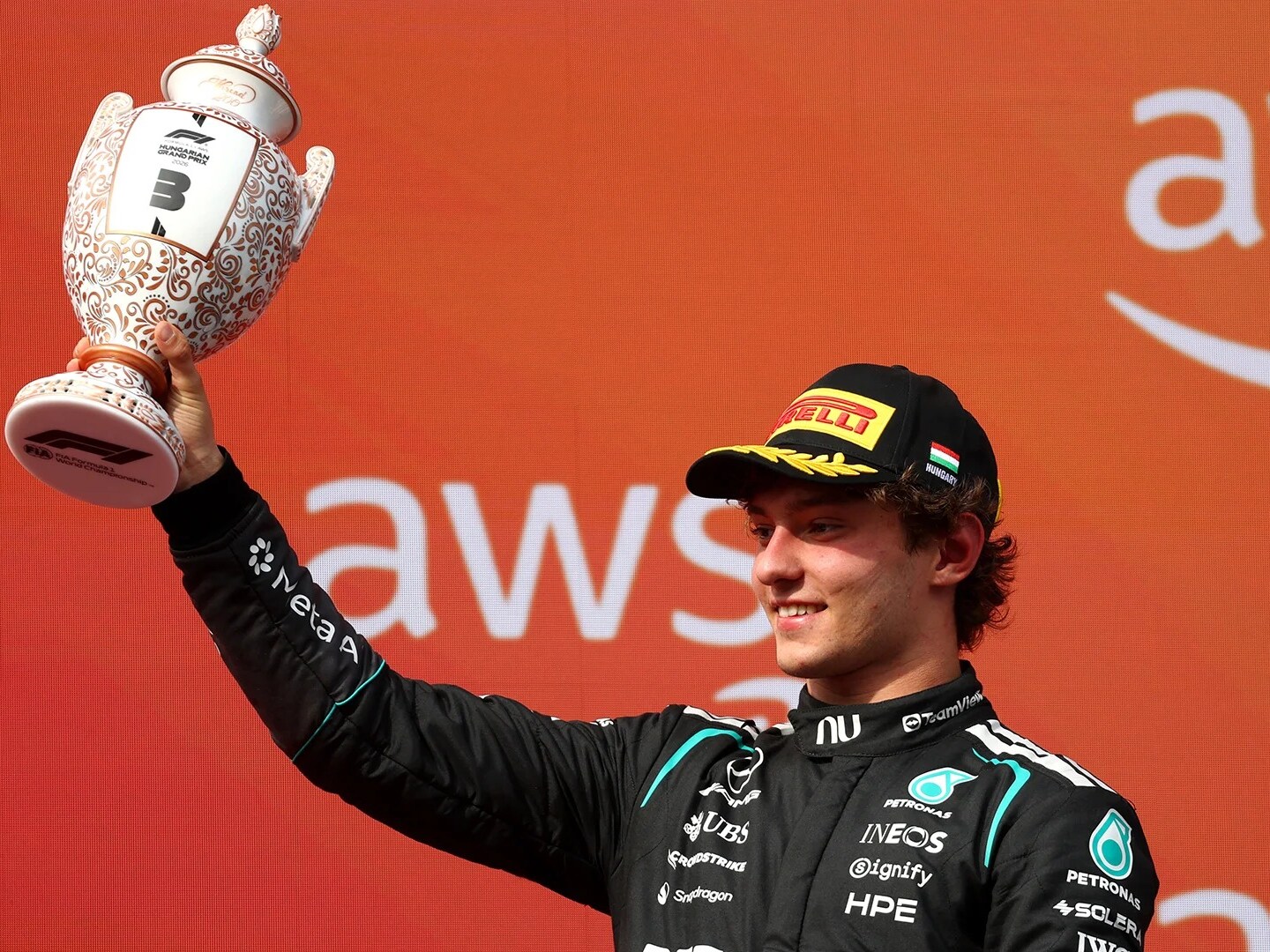 Grâce à une stratégie à deux arrêts parfaitement exécutée, Kimi Antonelli remonte jusqu’à la troisième place et résiste à la pression de Lewis Hamilton.