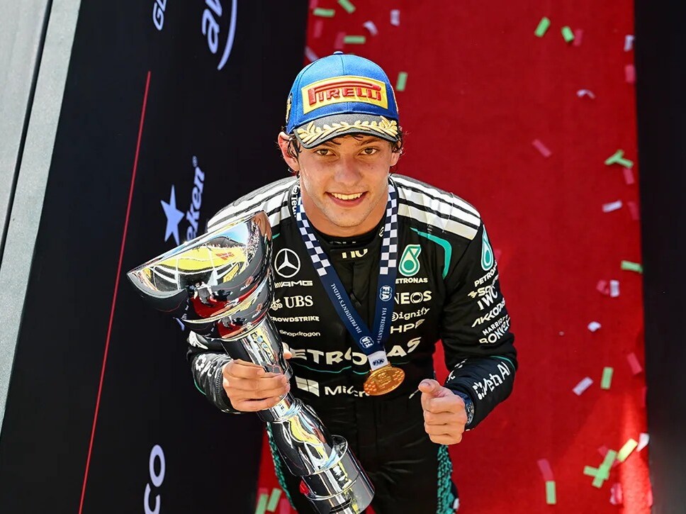 Kimi Antonelli célèbre sa première victoire à domicile après une remontée spectaculaire de la 19e à la 1re place.