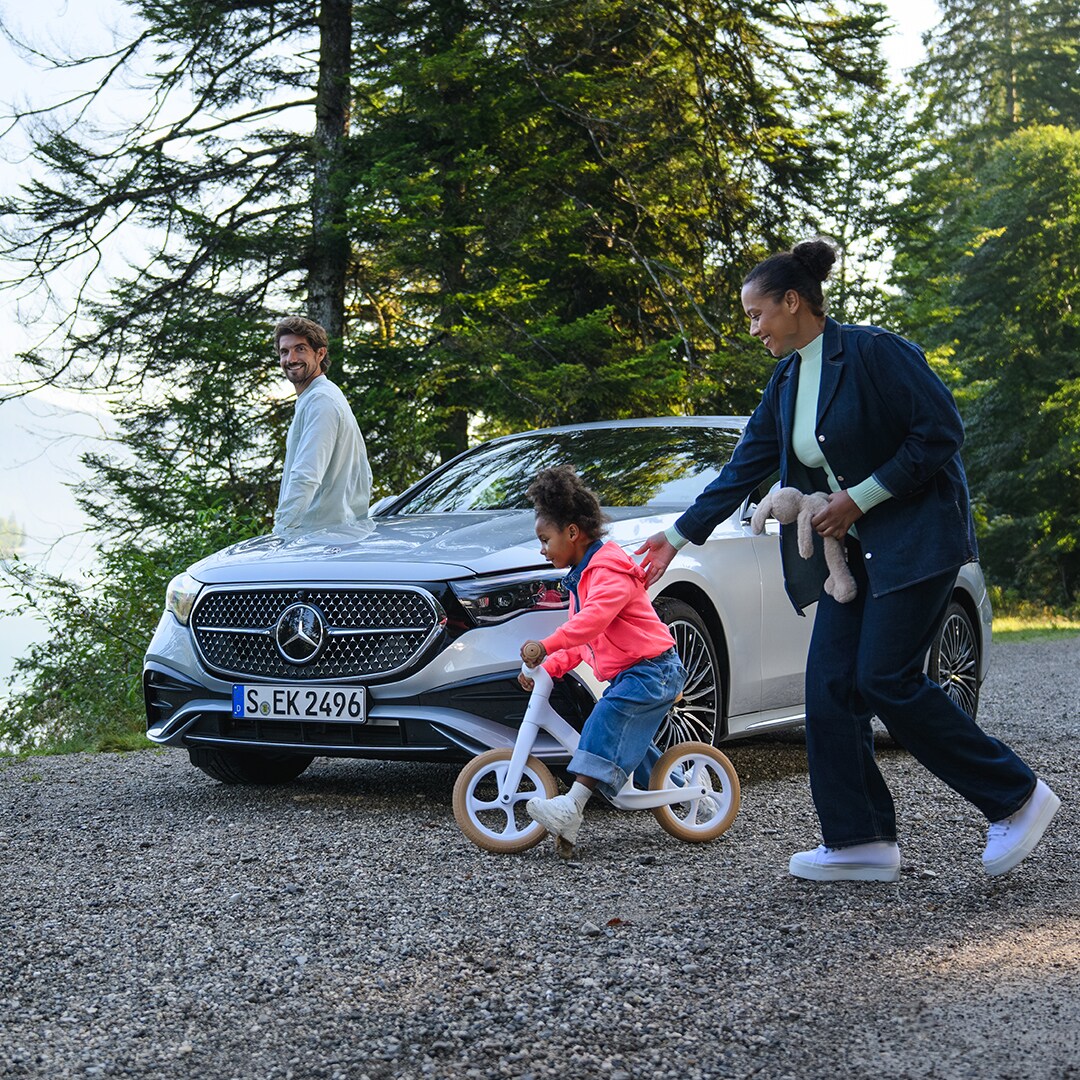 Une famille réunie autour d'un EQC 