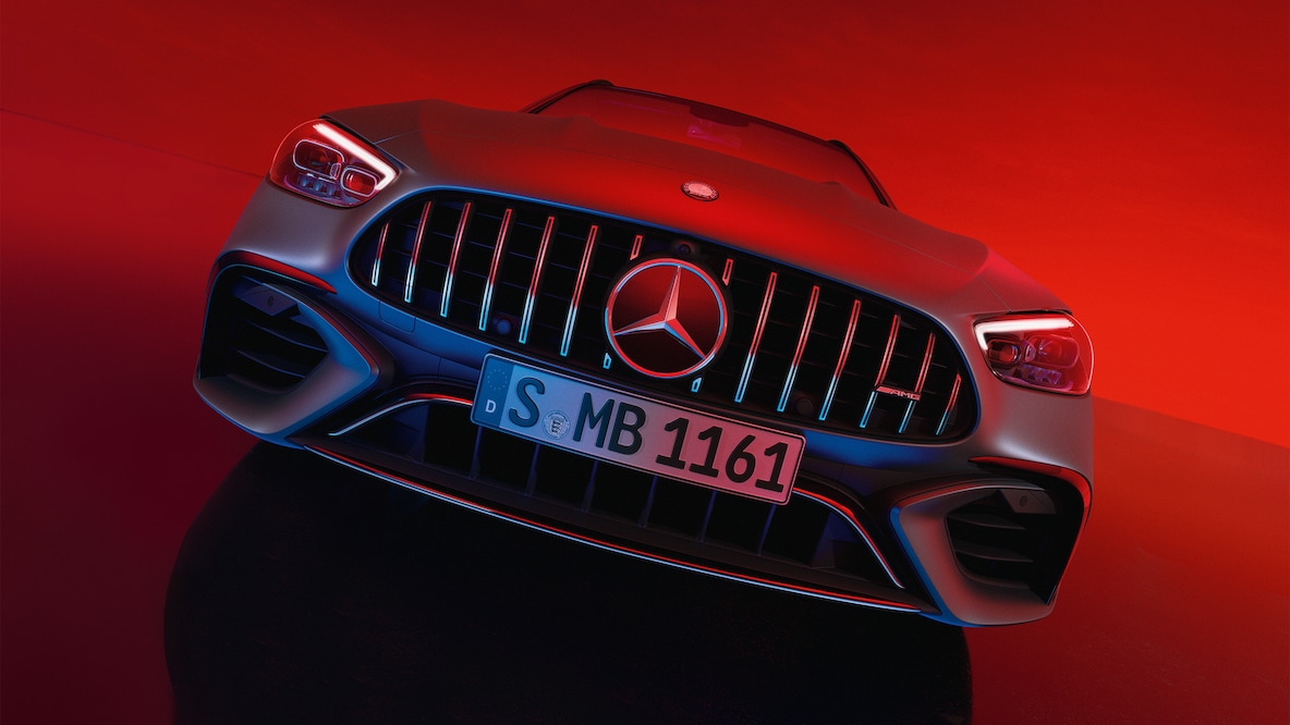 Mercedes-AMG C 63 S E PERFORMANCE en vue avant sur fond rouge.