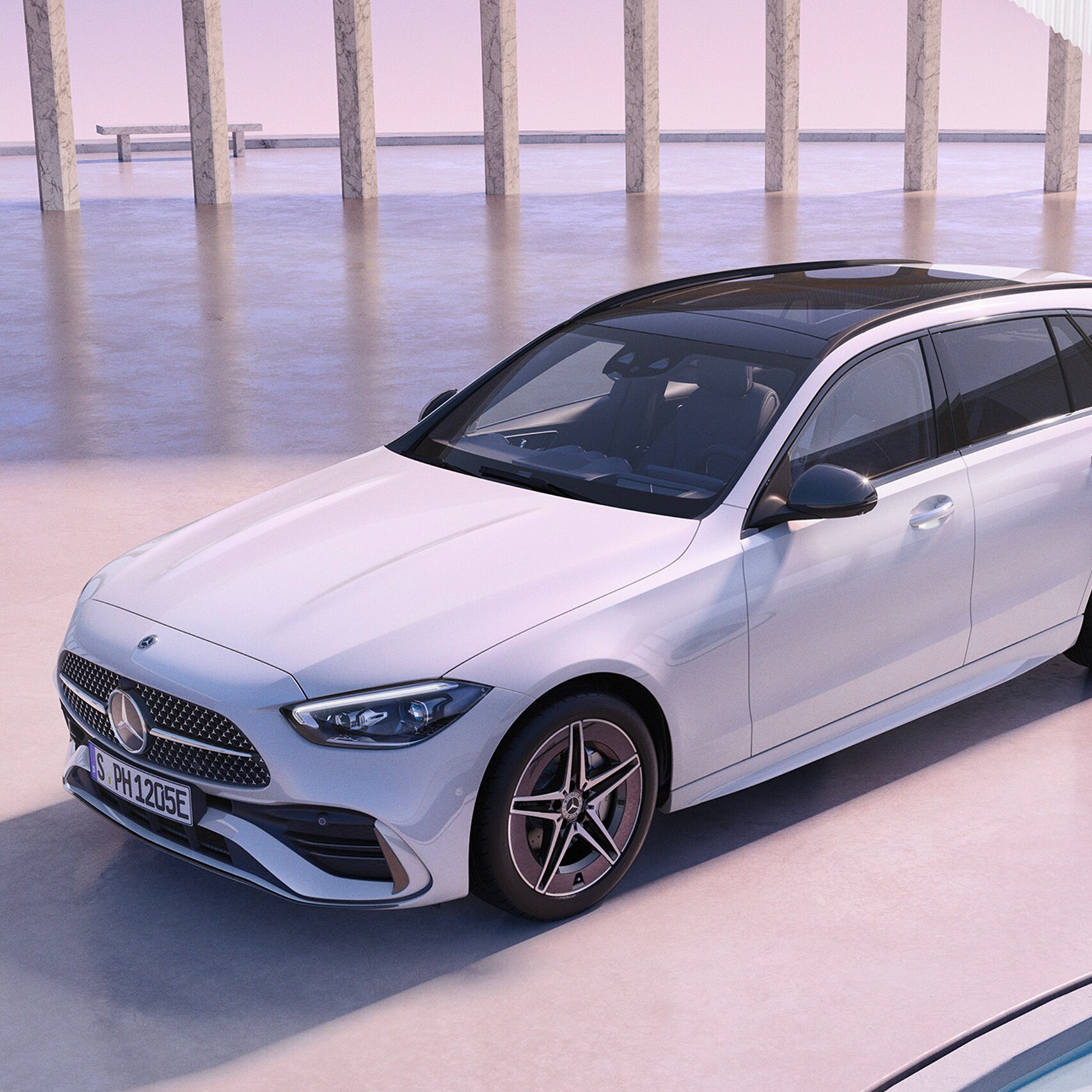 La Mercedes-Benz Classe&nbsp;C Break hybride rechargeable en train de se charger sur une borne de recharge publique.