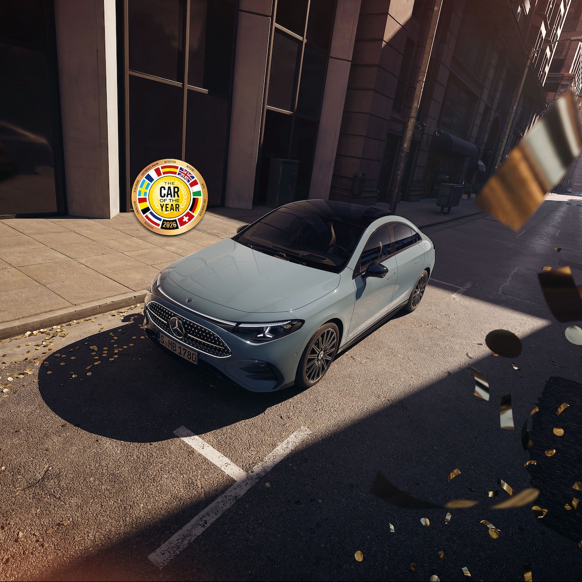 Vue latérale avant (depuis une perspective légèrement surélevée en raison du toit panoramique) de la Mercedes-Benz CLA C178 avec AMG Line Plus.