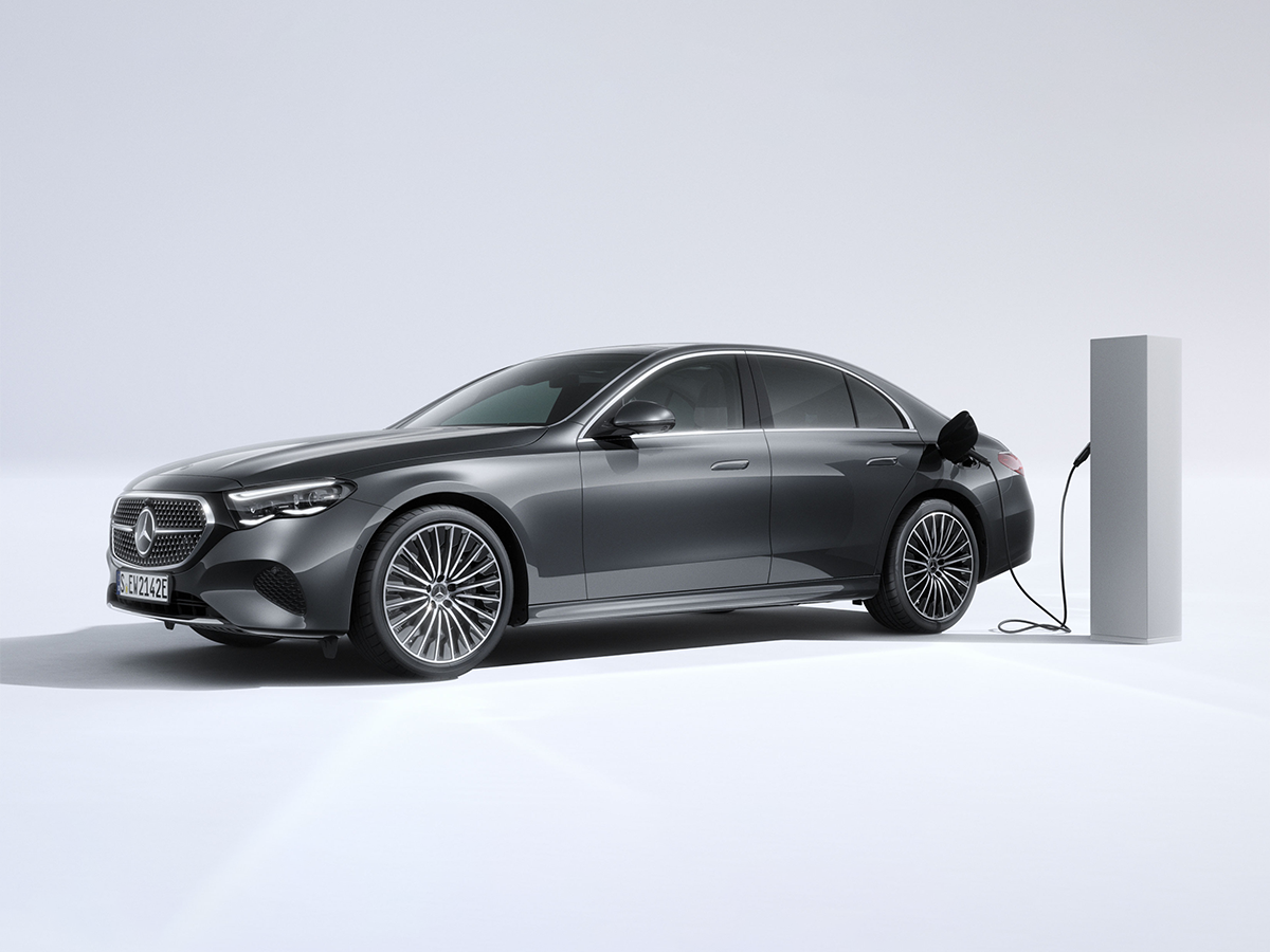 La photo montre la Mercedes-Benz Classe E Berline en cours de recharge.