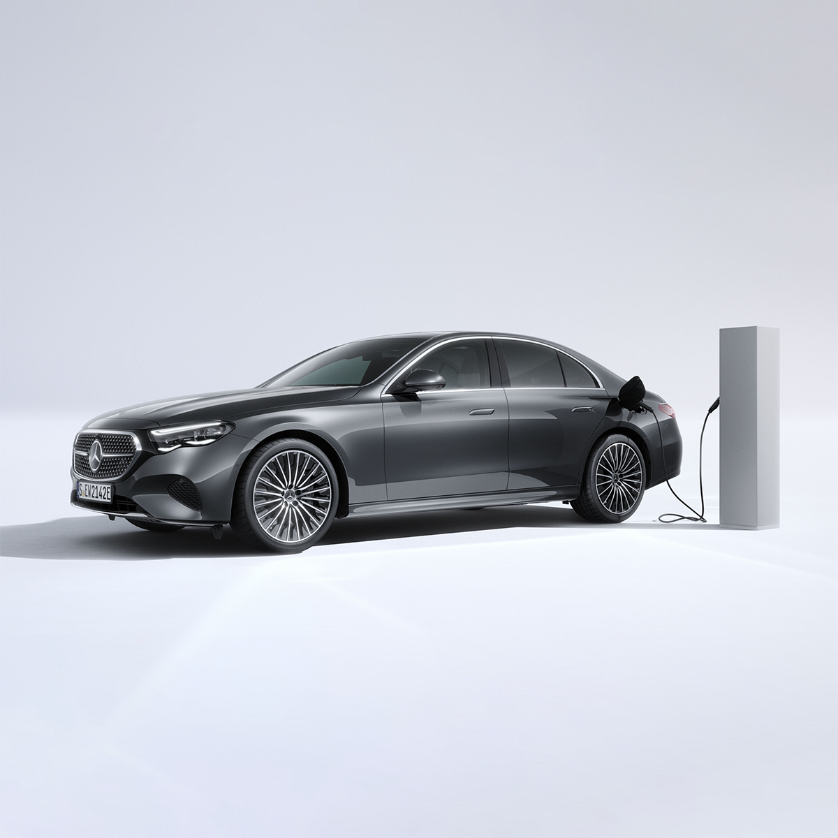 Électromobilité | Classe E Berline | Mercedes-Benz La photo montre la Mercedes-Benz Classe E Berline en cours de recharge.