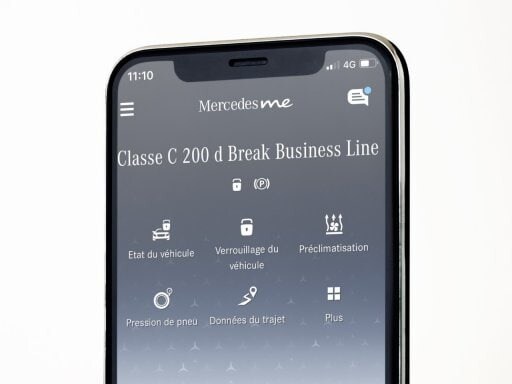 Sur un smartphone, le menu de l’application Mercedes-Benz affiche les fonctions disponibles des offres digitales sur le thème de la navigation, Remote et Urban Guard.