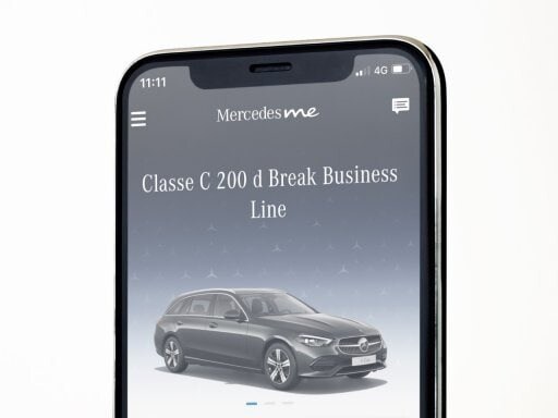 Dans l’application Mercedes-Benz sur un smartphone, les futurs véhicules souhaités sont affichés par Mercedes-Benz.