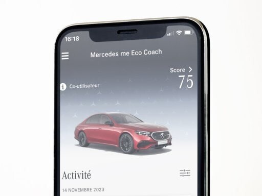 Sur un smartphone, l’application Mercedes-Benz Eco Coach est ouverte et le score obtenu grâce à une conduite particulièrement écologique s’affiche.