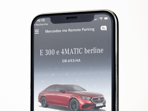Grâce à l’application Mercedes-Benz Stationnement à distance sur le smartphone et à la vue à 360°, une Mercedes-Benz est pilotée confortablement dans une place de parking étroite.