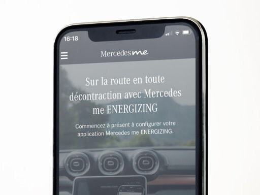Sur un smartphone, l’application Mercedes-Benz ENERGIZING est ouverte et les premières étapes de la configuration s’affichent