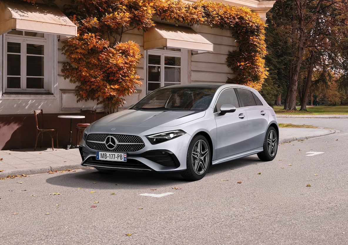 Location Longue Durée : Classe A 180 Star Edition, 45 000 km, sans apport, 37 loyers mensuels de 350 €. Modèle présenté : Classe A 180 Star Edition, avec peinture Argent High-Tech, 45 000 km, 37 loyers mensuels de 359 €.   Offre au prix tarif remisé du 01/01/26, valable dans la limite des stocks disponibles pour toute commande d’un véhicule neuf du 01/01/26 au 31/03/26 et livraison avant le 30/09/26 chez les distributeurs participants, sous réserve d’acceptation du dossier par Mercedes-Benz Financial Services SA, 7 av. Niepce, 78180 Montigny. RCS Versailles 304 974 249, N° ORIAS 07009177, N° ICS FR77ZZZ149071. 