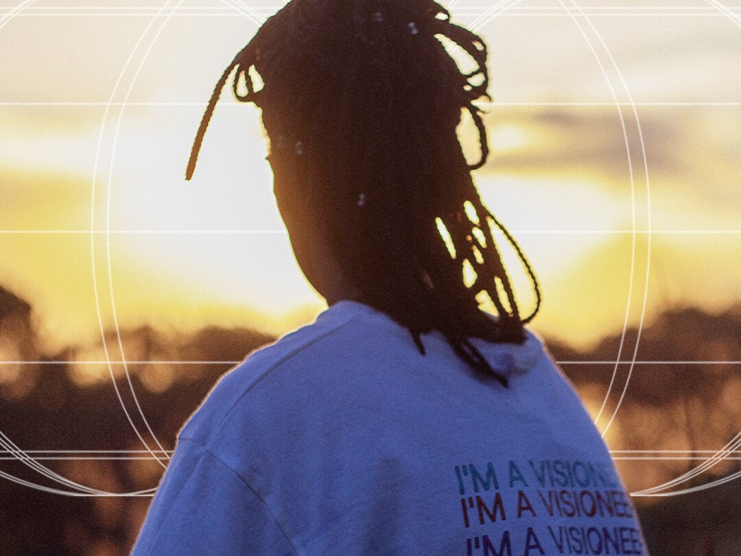 Un groupe de personnes photographié d'en bas au coucher du soleil