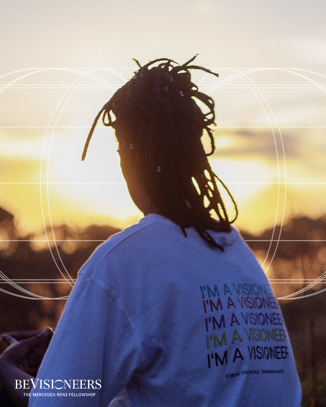 Mercedes-Benz | Land Sea Air | beVisioneers Un groupe de personnes photographié d'en bas au coucher du soleil
