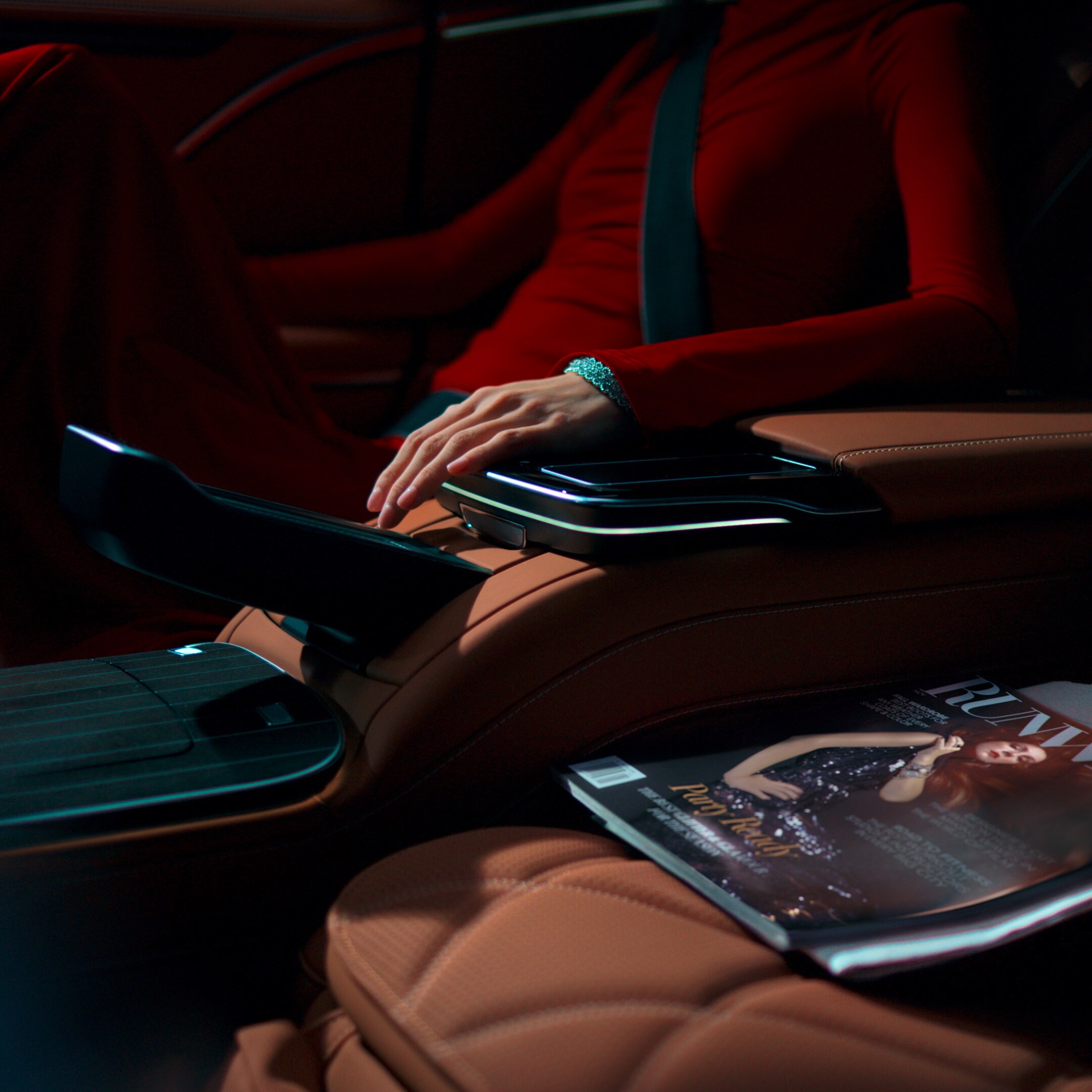 Hood with the central chrome trim strip in the Mercedes-Maybach S-Class