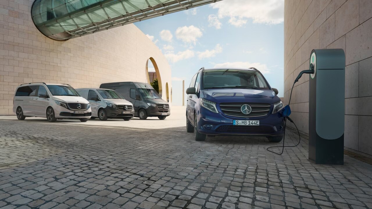 Gamme d'utilitaires Mercedes-Benz avec un modèle électrique en recharge.