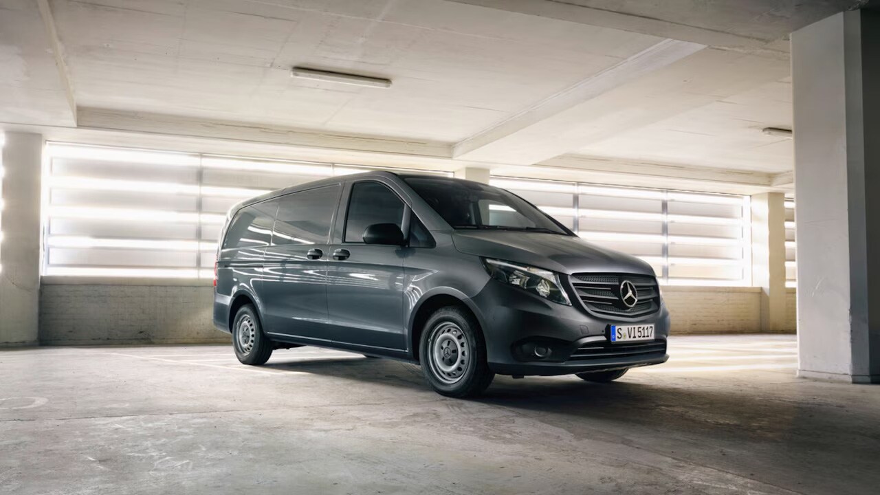 Mercedes-Benz Vito gris stationné dans un parking couvert.