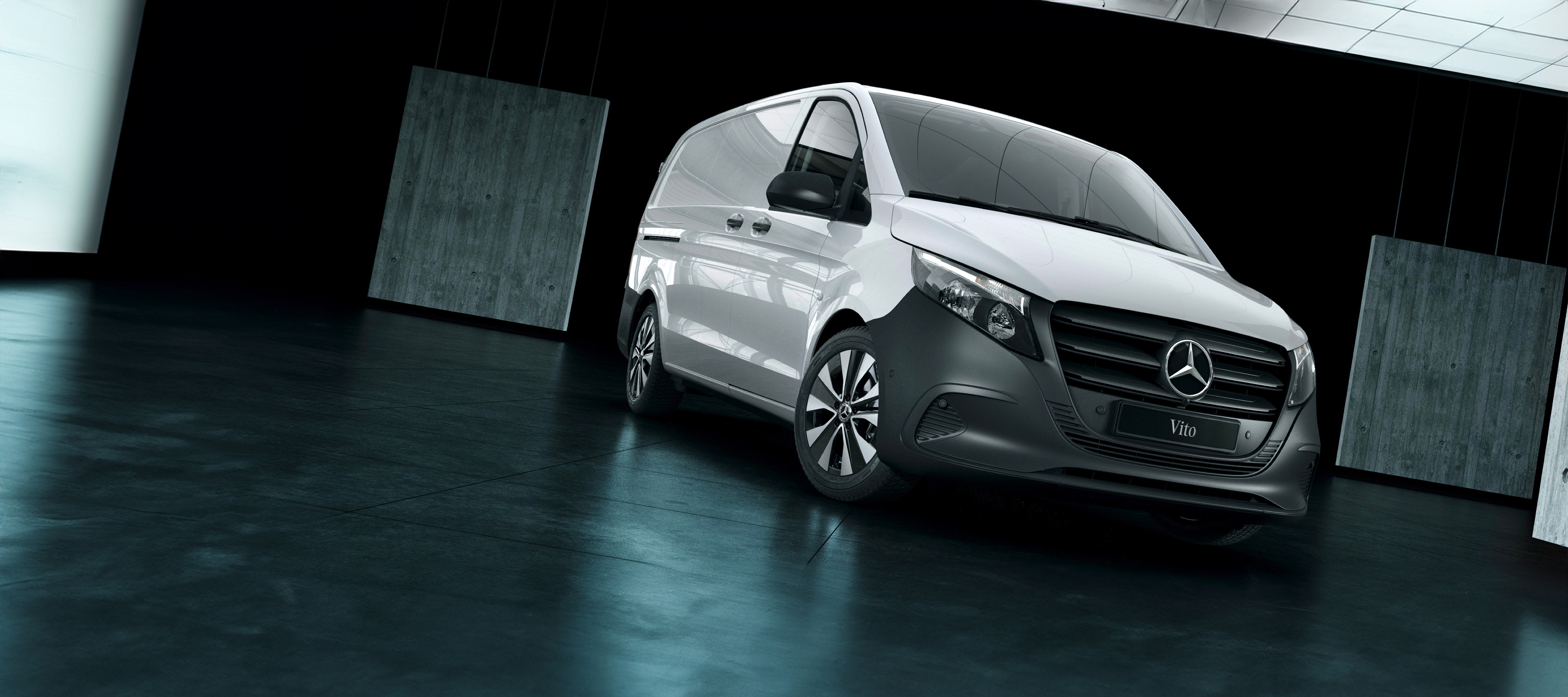 eVito Fourgon | Utilitaires légers Mercedes-Benz Le Mercedes-Benz eVito Fourgon se trouve dans un entrepôt entouré de murs en béton.