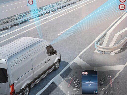 L'assistant de signalisation routière indique au conducteur les limitations de vitesse détectées et les panneaux d'interdiction d'accès ou de dépassement, ainsi que la levée de ces restrictions.