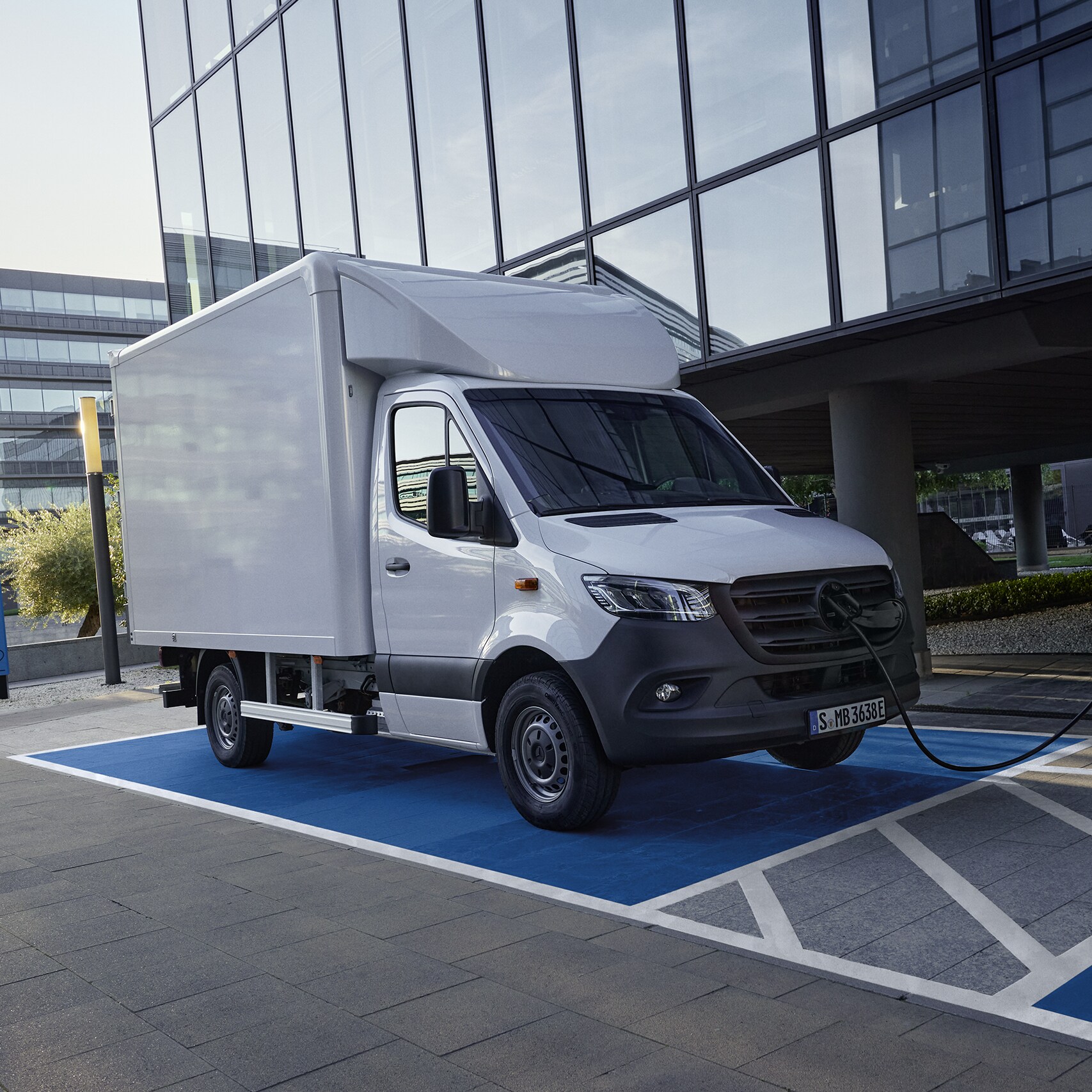 Le Mercedes-Benz eSprinter châssis-cabine en version véhicule à plateau en déplacement en ville.