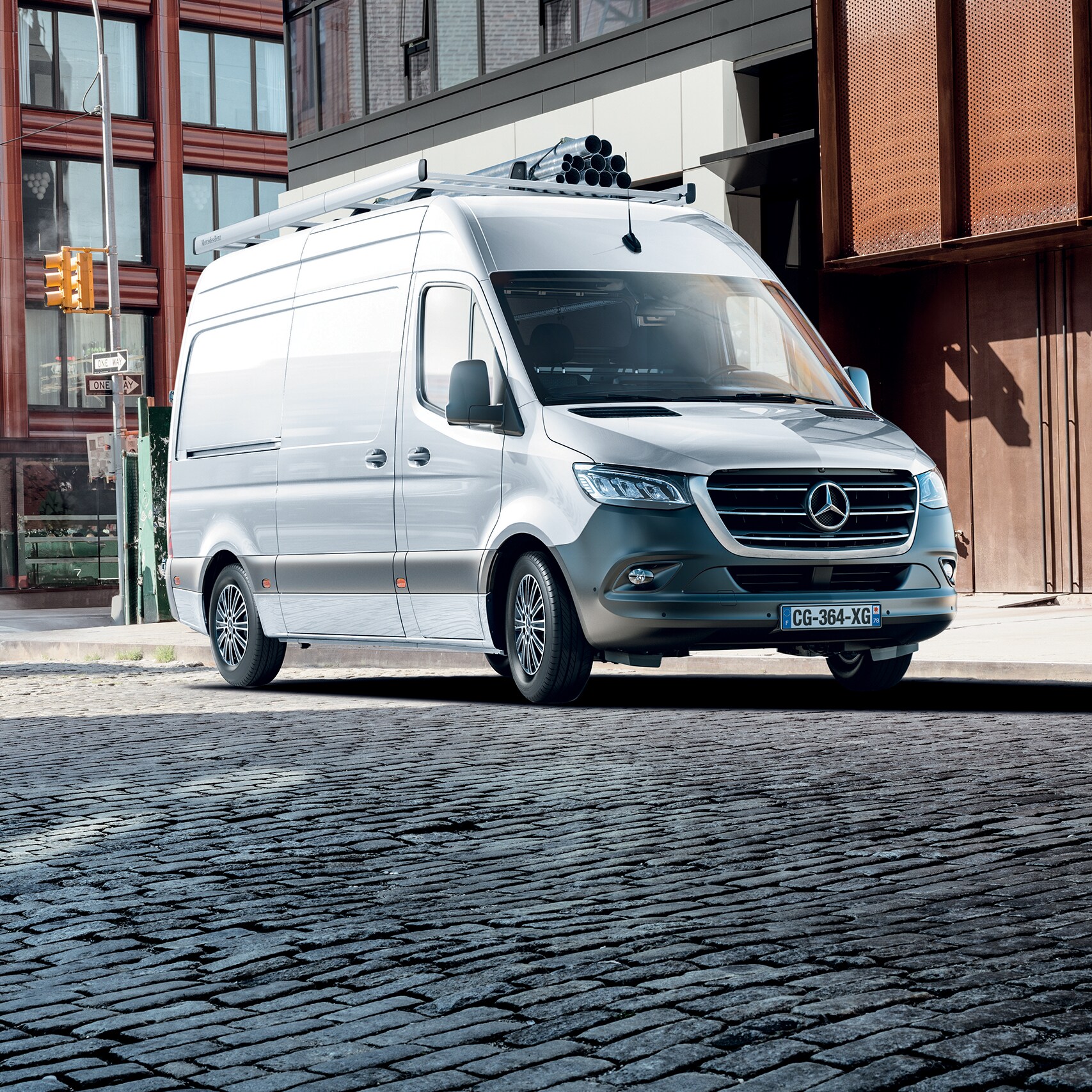 Une Mercedes-Benz argentée avec support.