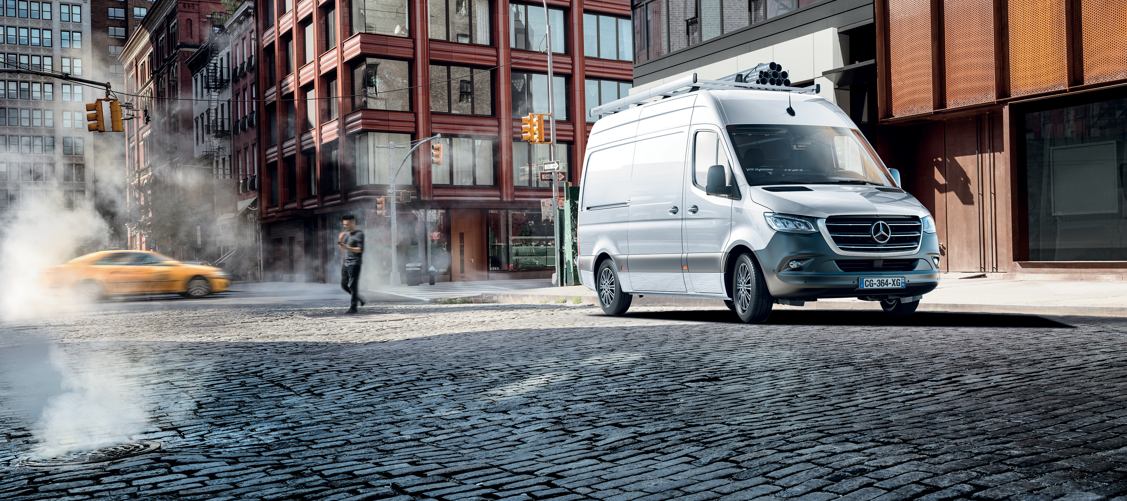 Accessoires techniques Mercedes-Benz Une Mercedes-Benz argentée avec support.