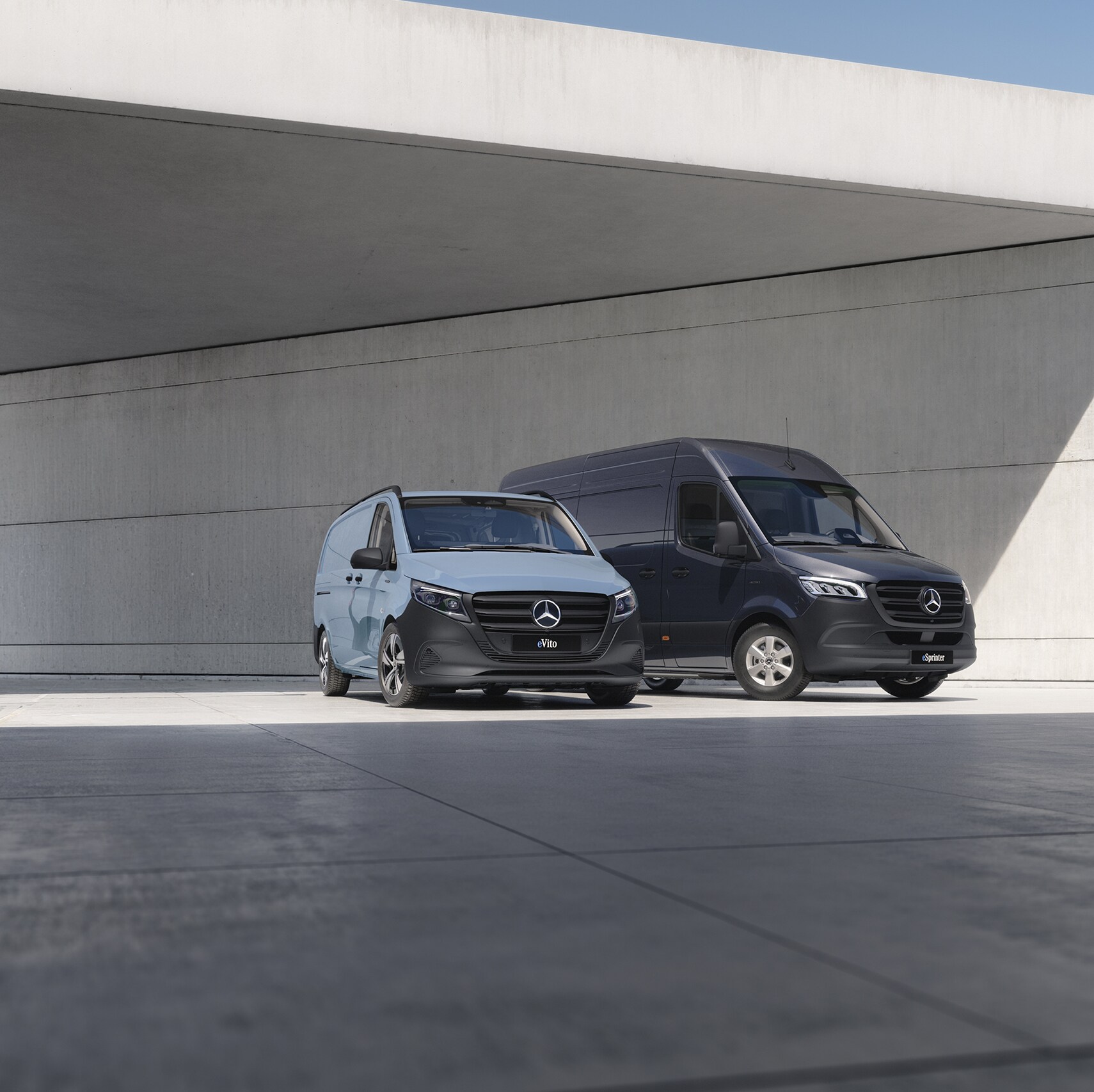 L'eSprinter, l'eVito et l'eCitan, des utilitaires légers électriques de Mercedes-Benz, se retrouvent ensemble dans un environnement urbain.