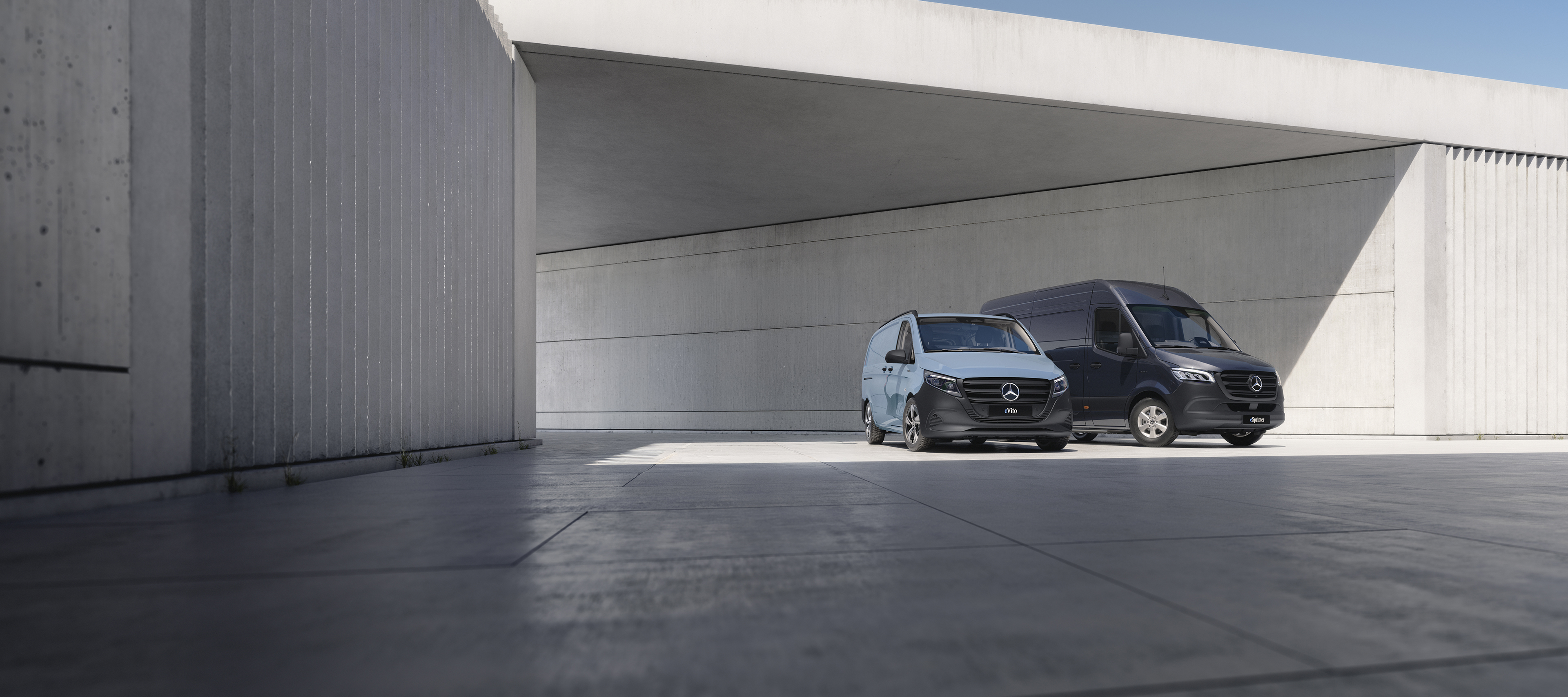 Utilitaires légers électriques | Utilitaires légers Mercedes-Benz L'eSprinter, l'eVito et l'eCitan, des utilitaires légers électriques de Mercedes-Benz, se retrouvent ensemble dans un environnement urbain.