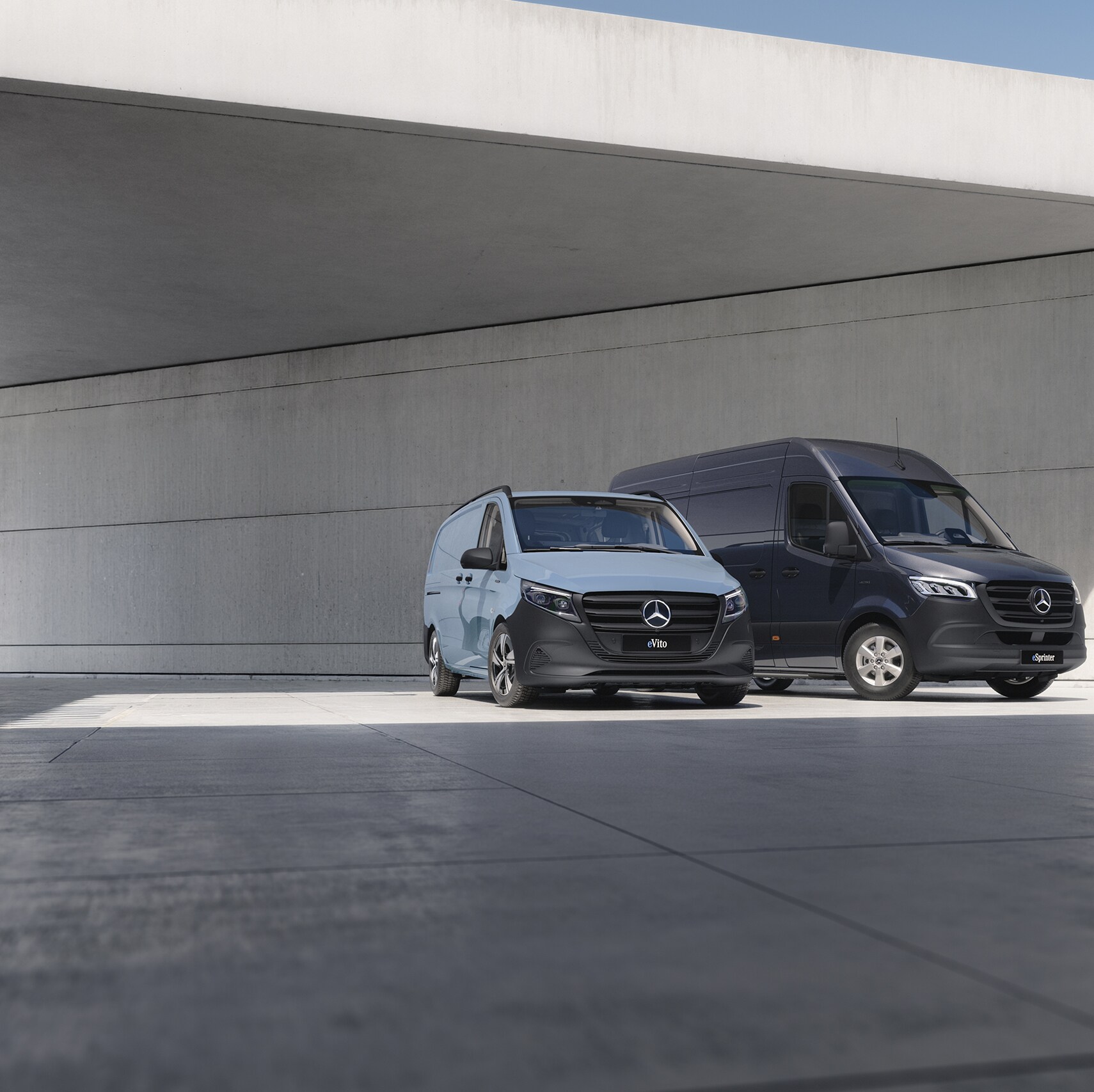 L'eSprinter, l'eVito et l'eCitan, des utilitaires légers électriques de Mercedes-Benz, se retrouvent ensemble dans un environnement urbain.