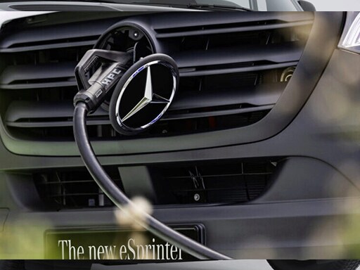 La prise de charge CCS ouverte sur le Mercedes-Benz eSprinter châssis-cabine.