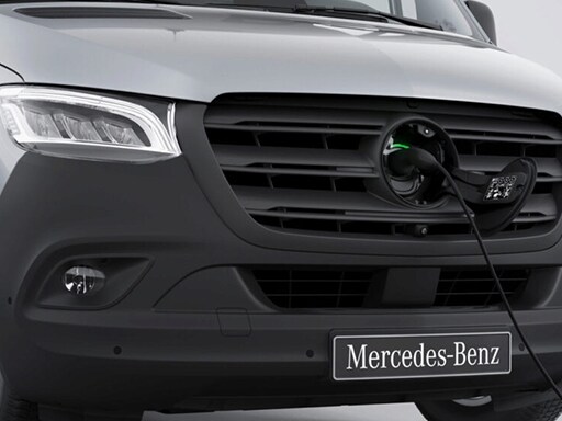 La prise de charge CCS sur le Mercedes-Benz eSprinter châssis-cabine avec le câble de charge branché.