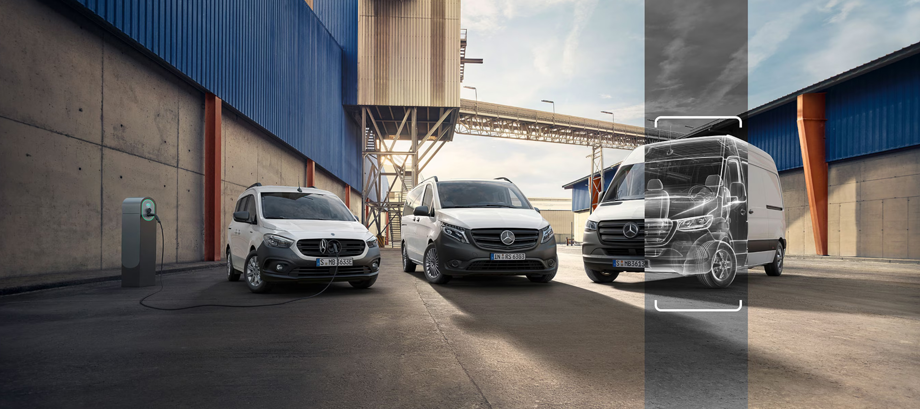 Vito Trois utilitaires Mercedes-Benz, dont un modèle électrique en charge, devant un site industriel.