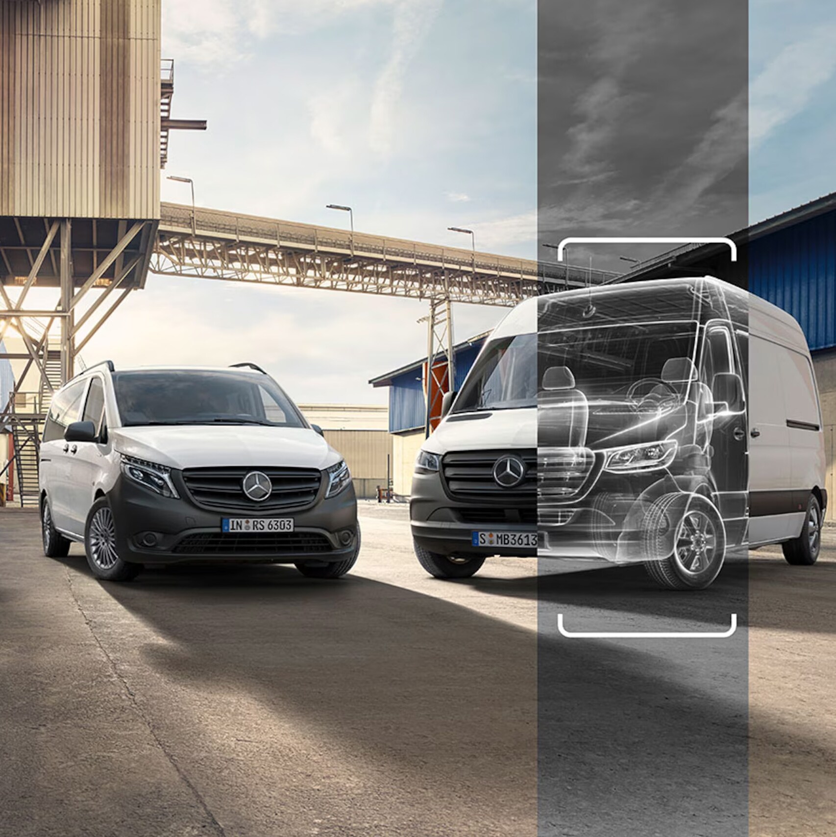 Trois utilitaires Mercedes-Benz, dont un modèle électrique en charge, devant un site industriel.