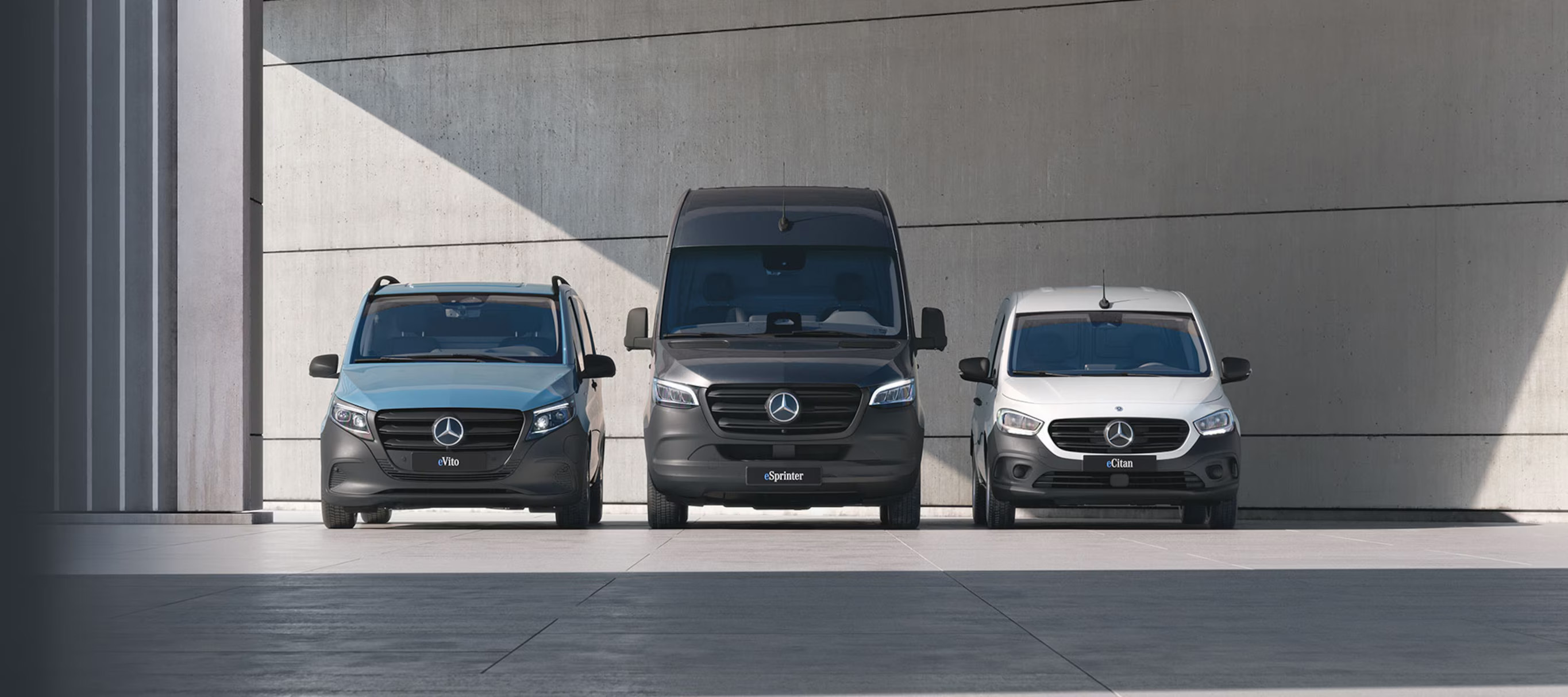 Junge Sterne Transporter Mercedes-Benz Vito, Sprinter et Citan alignés devant un bâtiment moderne.