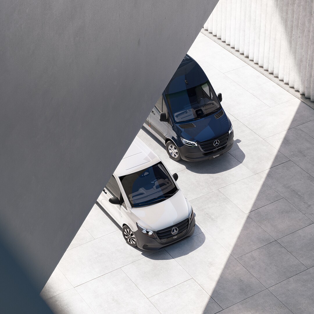 L'eSprinter, l'eVito et l'eCitan, des utilitaires légers électriques de Mercedes-Benz, se retrouvent ensemble dans un environnement urbain.