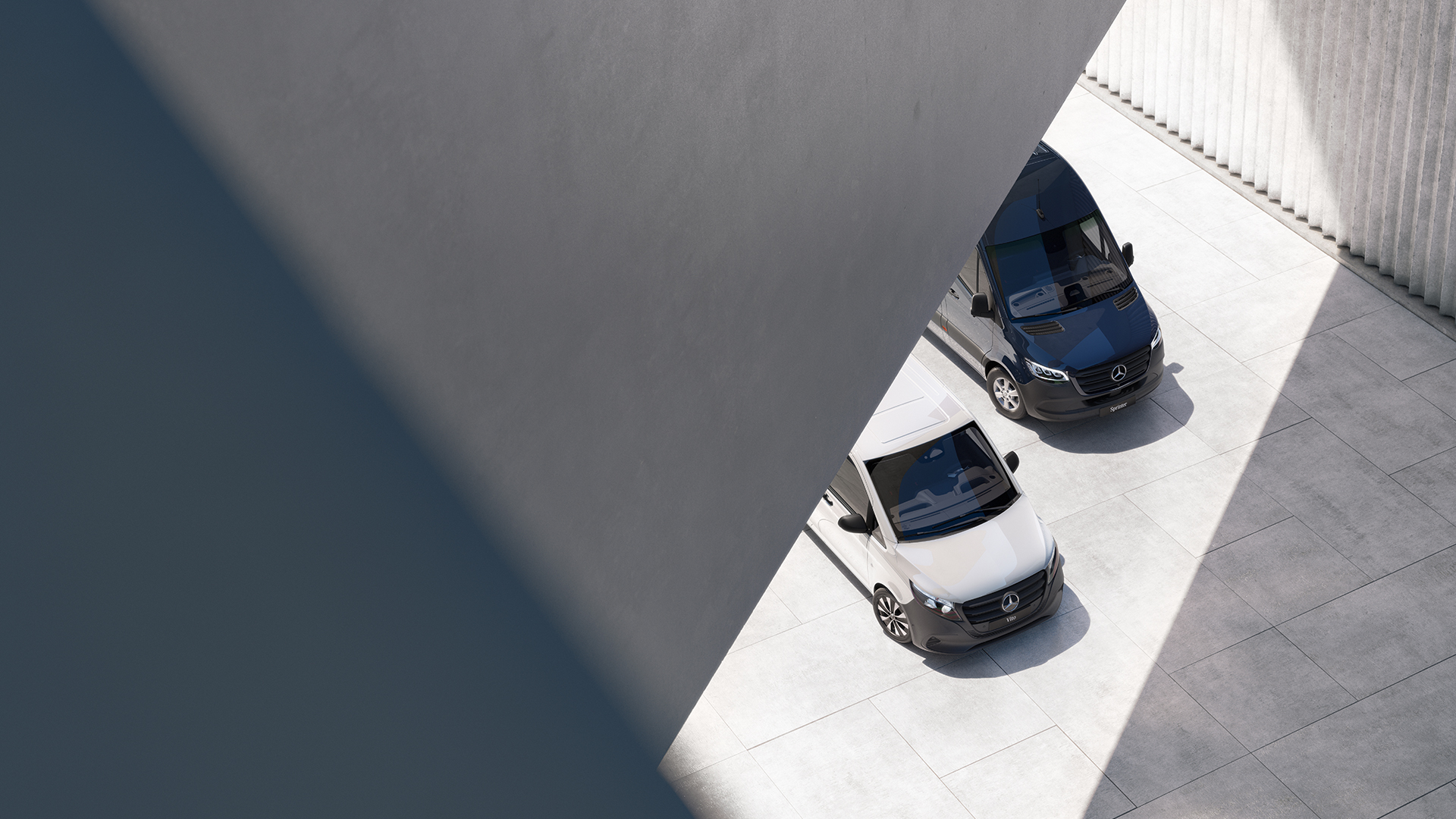 Utilitaires légers électriques | Utilitaires légers Mercedes-Benz L'eSprinter, l'eVito et l'eCitan, des utilitaires légers électriques de Mercedes-Benz, se retrouvent ensemble dans un environnement urbain.