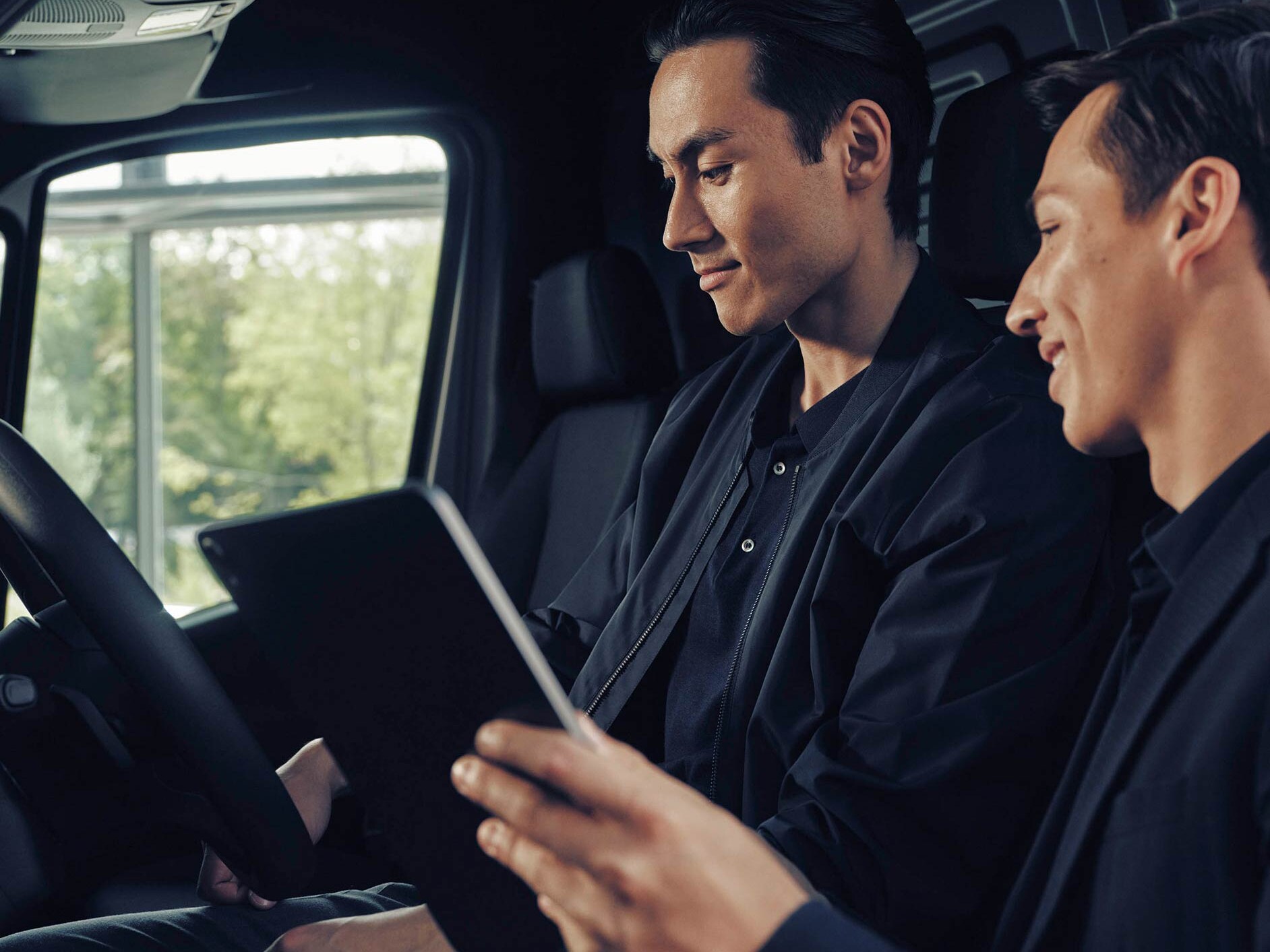 Image d'une femme et d'unenfant avec un Mercedes Benz EQC
