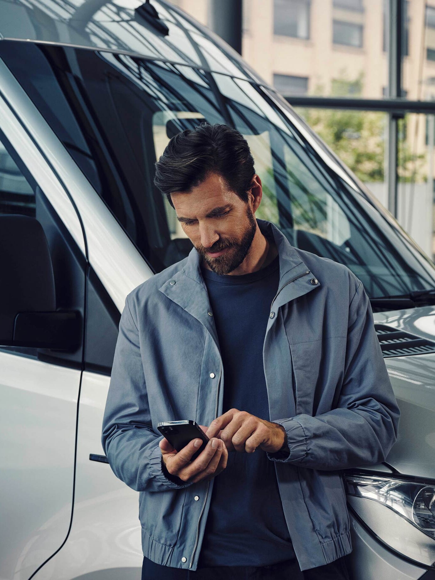 Femme et enfant avec une Mercedes Benz EQC bleue