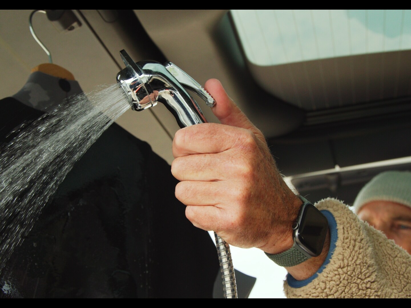 Personne utilisant la douche extérieure d'une Mercedes-Benz Classe V Marco Polo.