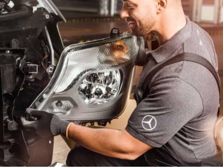 Le SAV Mercedes-Benz effectue la maintenance d’un utilitaire léger de Mercedes-Benz dans un atelier.