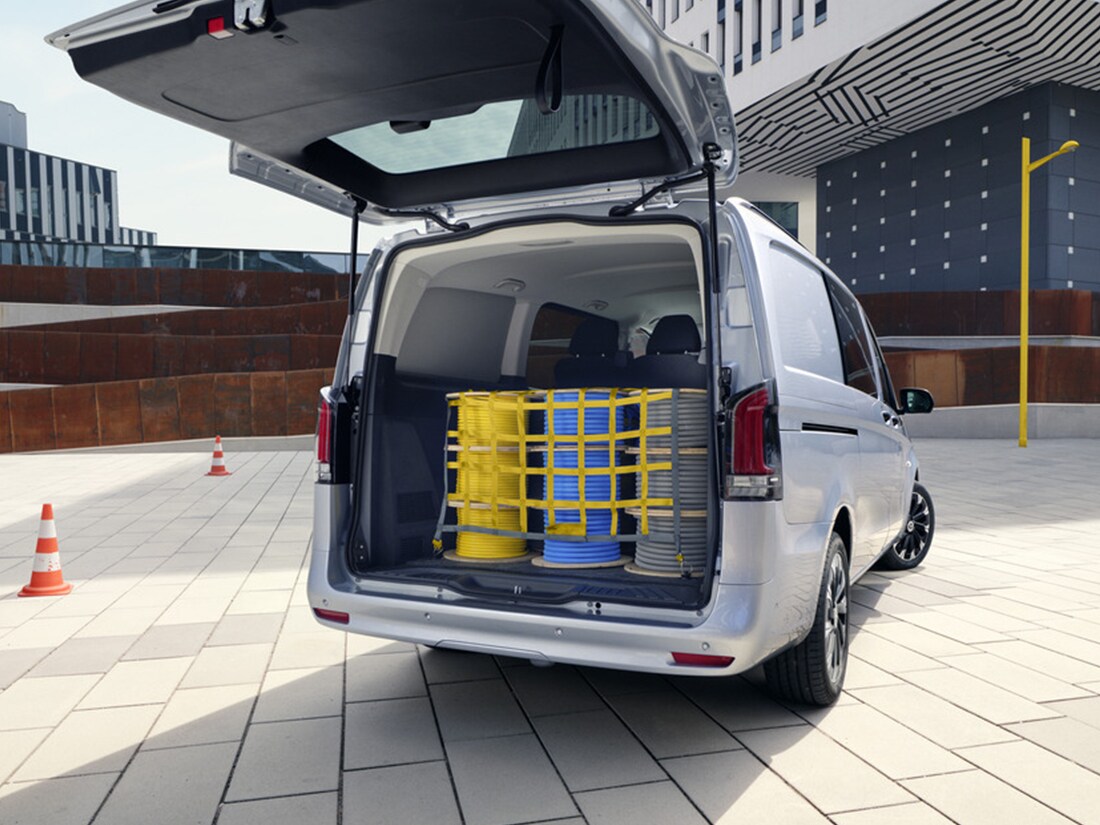 La Mercedes-Benz Vito Mixto remontant une allée.