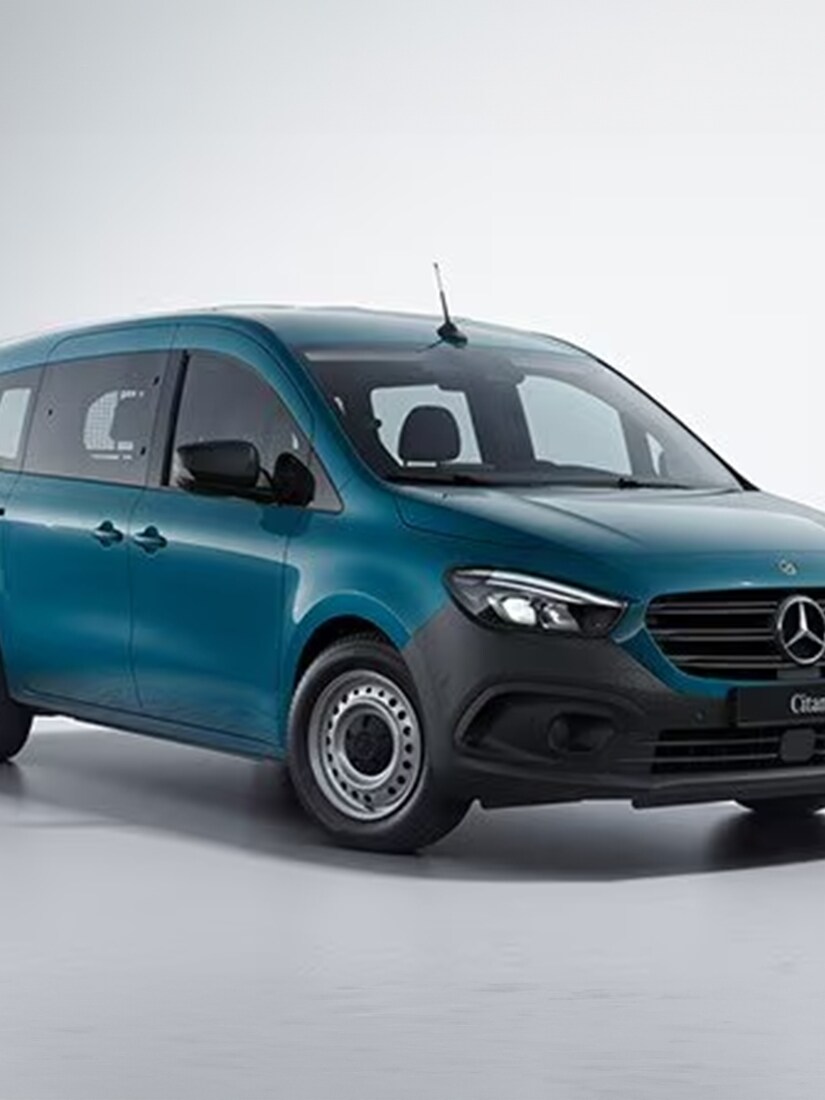 Le Citan Fourgon Mixto conduisant dans la rue.