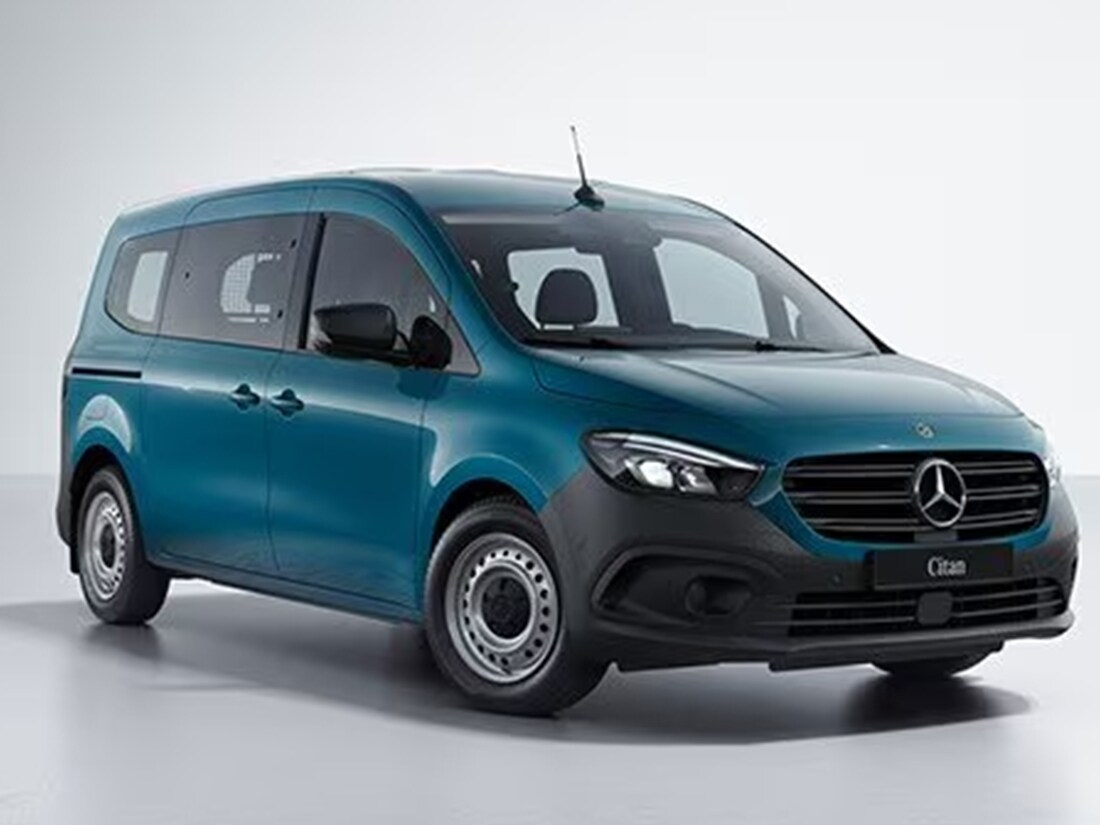 Le Citan Fourgon Mixto conduisant dans la rue.