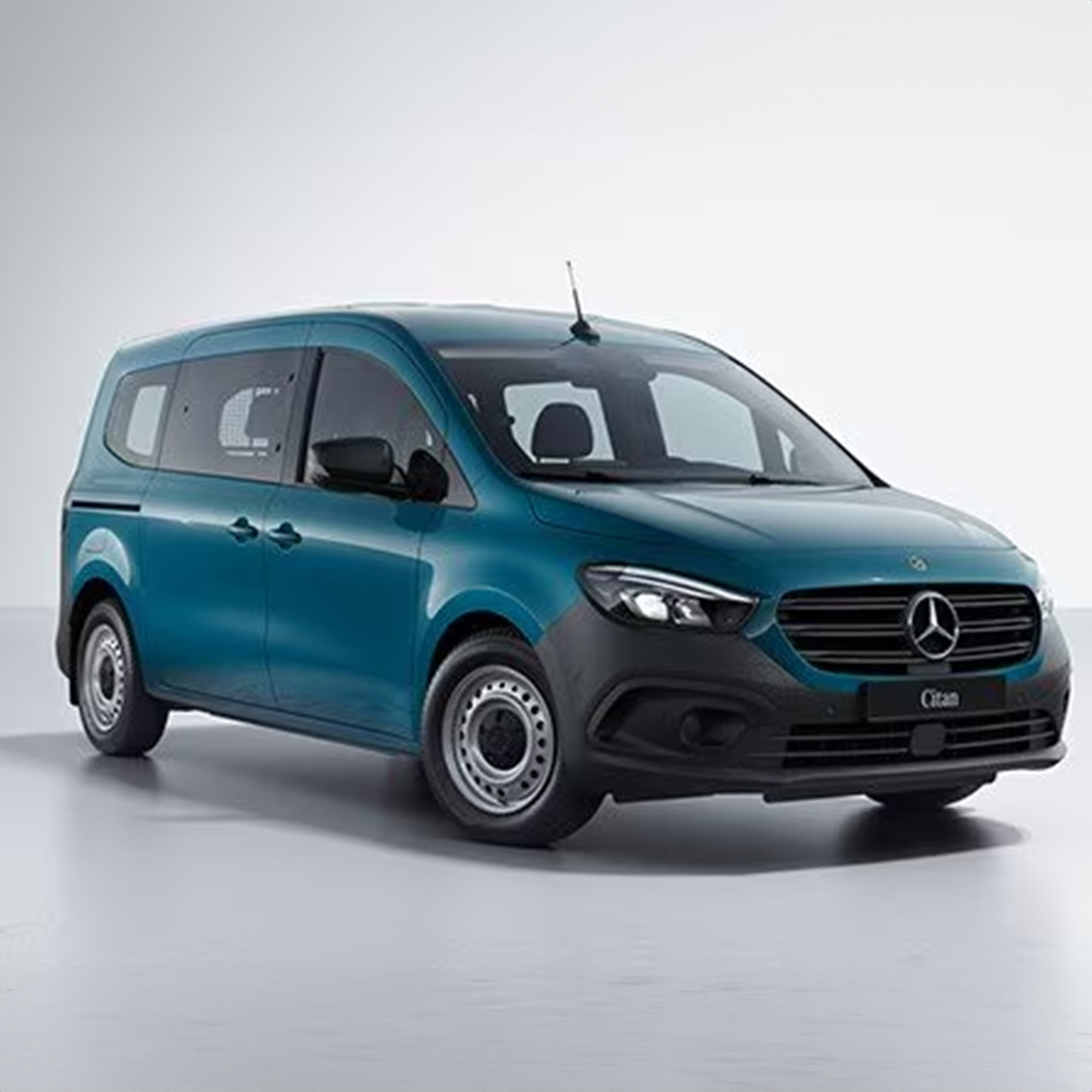 Citan Fourgon Mixto | Mercedes-Benz Le Citan Fourgon Mixto conduisant dans la rue.