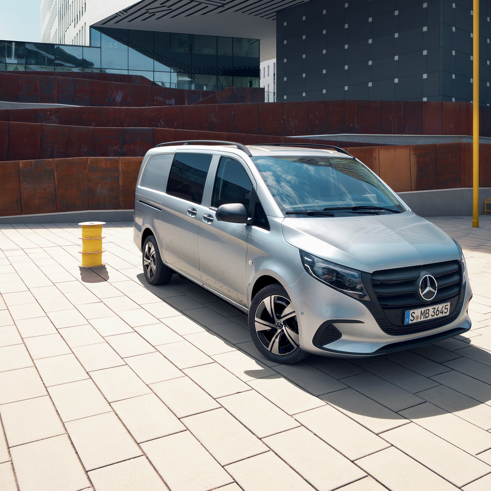 La Mercedes-Benz Vito Mixto dans un parking.