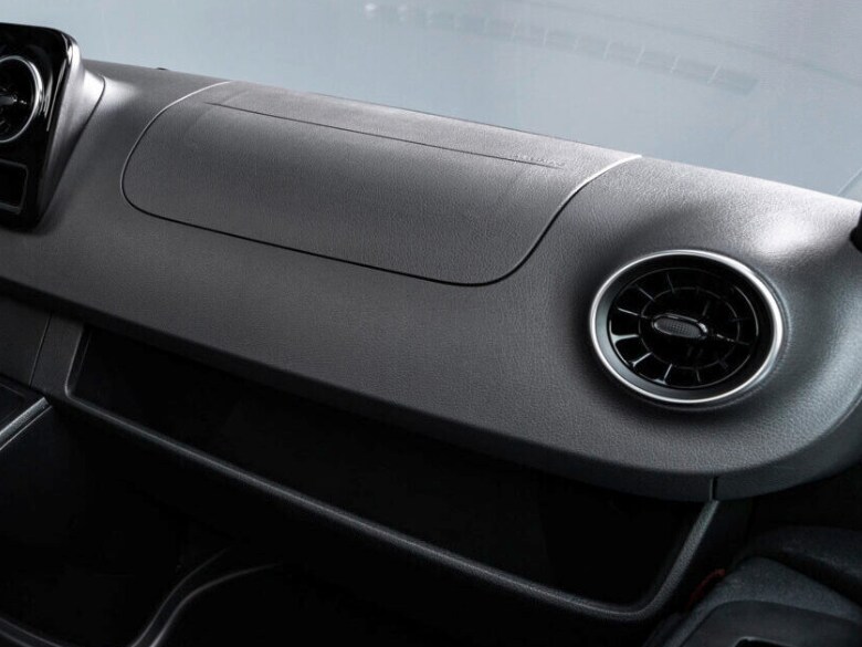 En cas de collision, l'airbag avant, ou l’airbag double dans le cas d'une banquette pour passager avant, peut contribuer à protéger la tête et le haut du corps des passagers assis à l'avant.