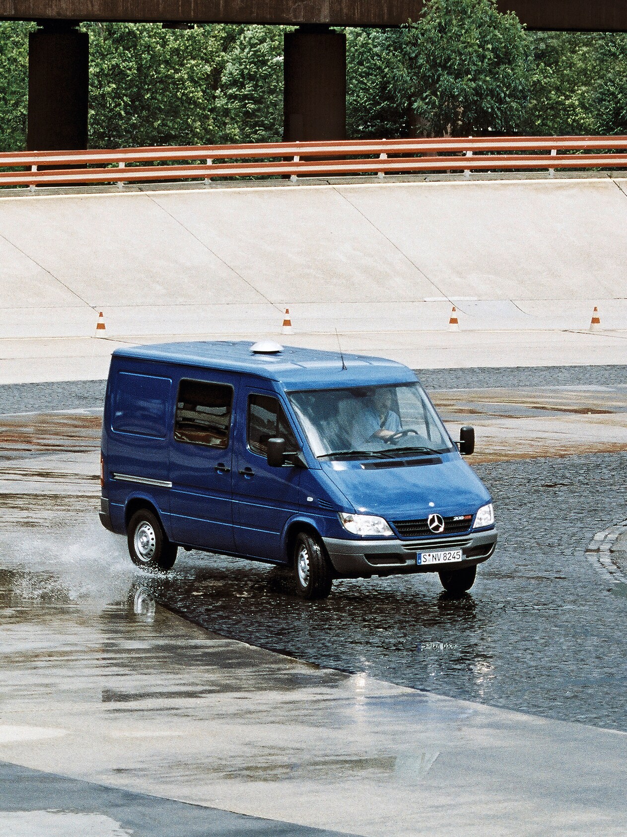 ESP en série (première mondiale sur un VUL)