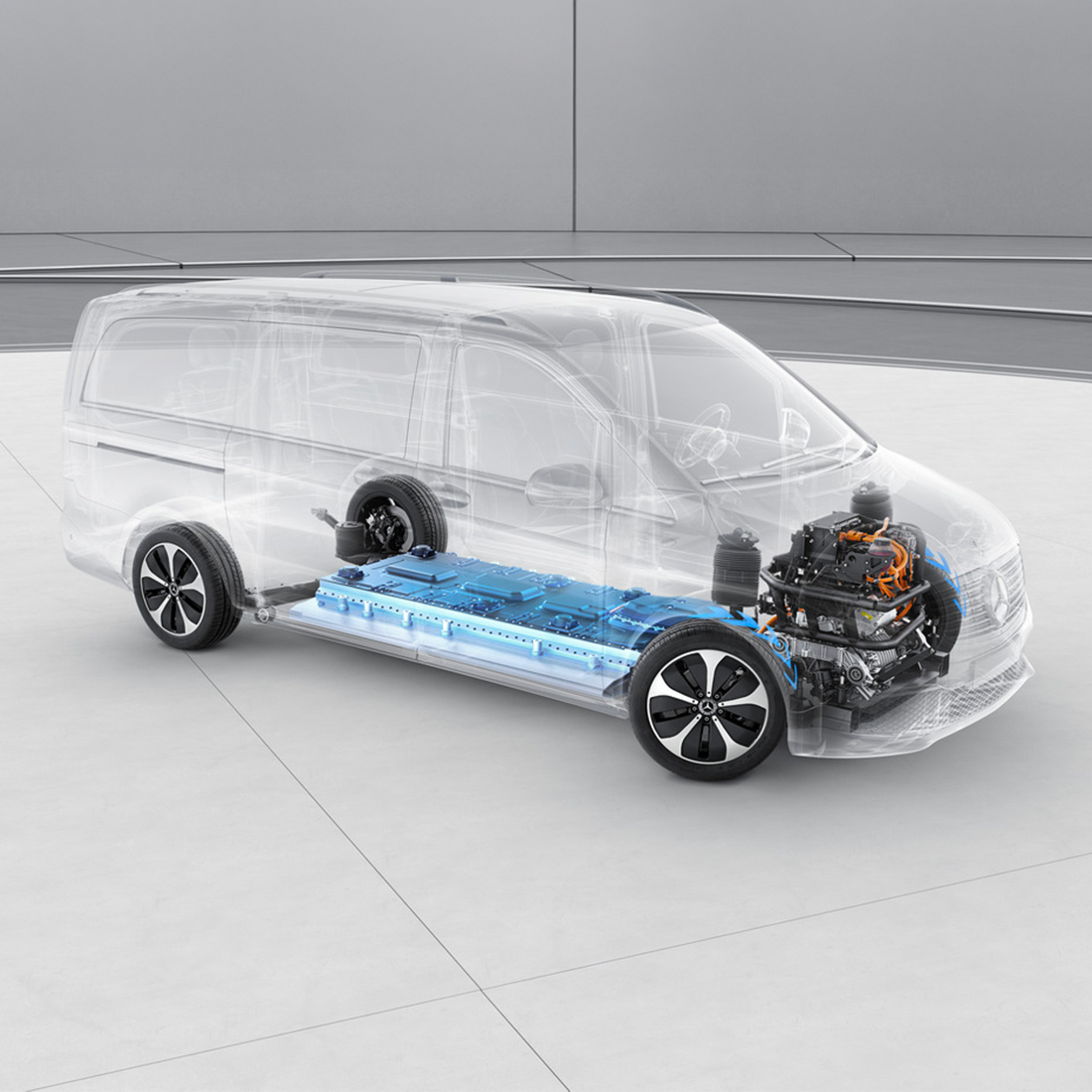 Une femme debout devant un véhicule Mercedes-Benz EQ avec l'hyper-écran qui se trouve au-dessus d'elle. Hyper-écran Mercedes-Benz