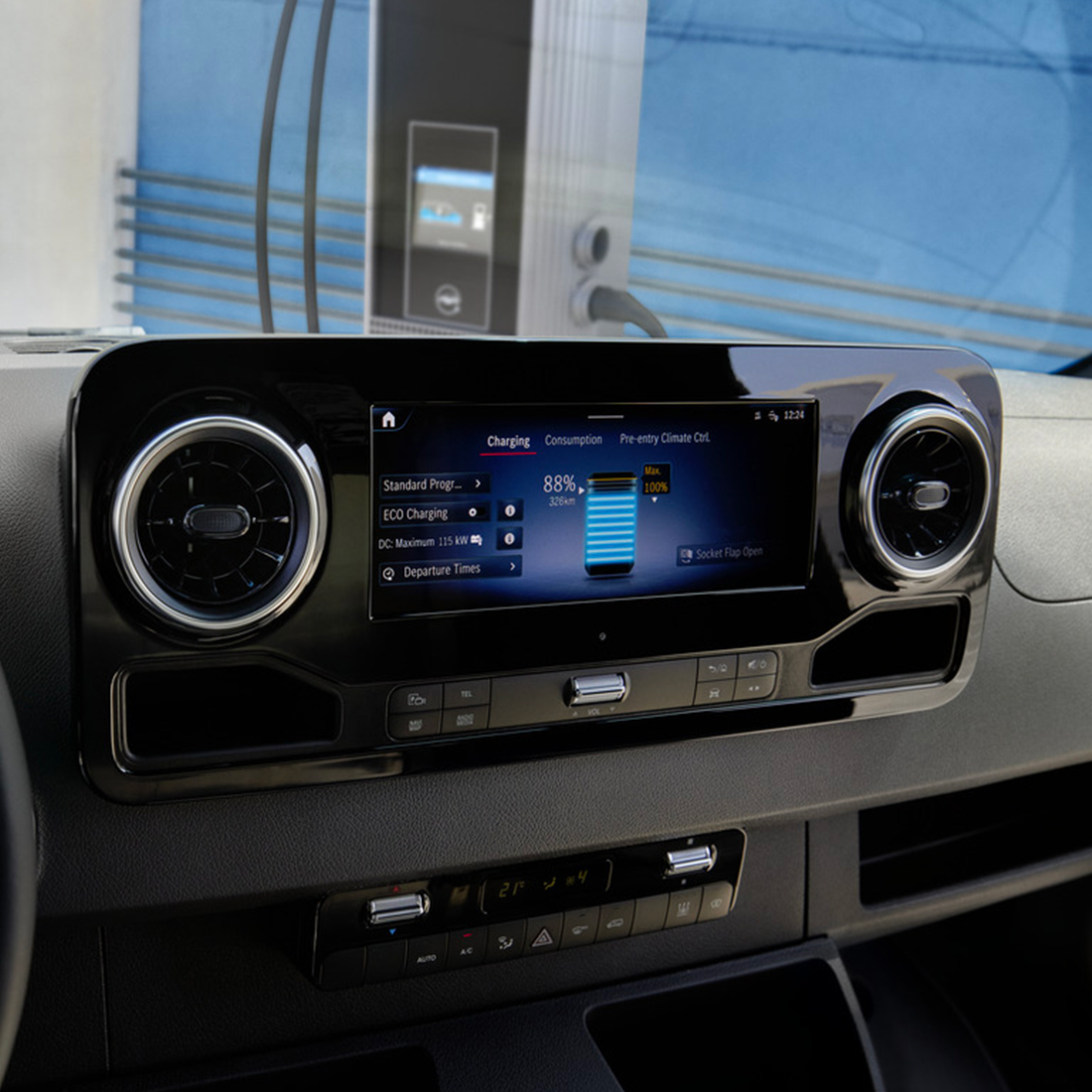 Une femme debout devant un véhicule Mercedes-Benz EQ avec l'hyper-écran qui se trouve au-dessus d'elle. Hyper-écran Mercedes-Benz