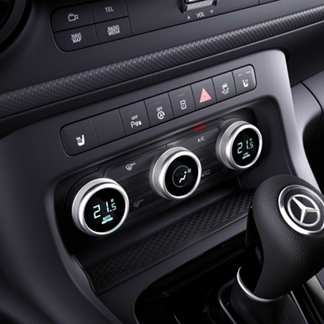 Une femme debout devant un véhicule Mercedes-Benz EQ avec l'hyper-écran qui se trouve au-dessus d'elle. Hyper-écran Mercedes-Benz